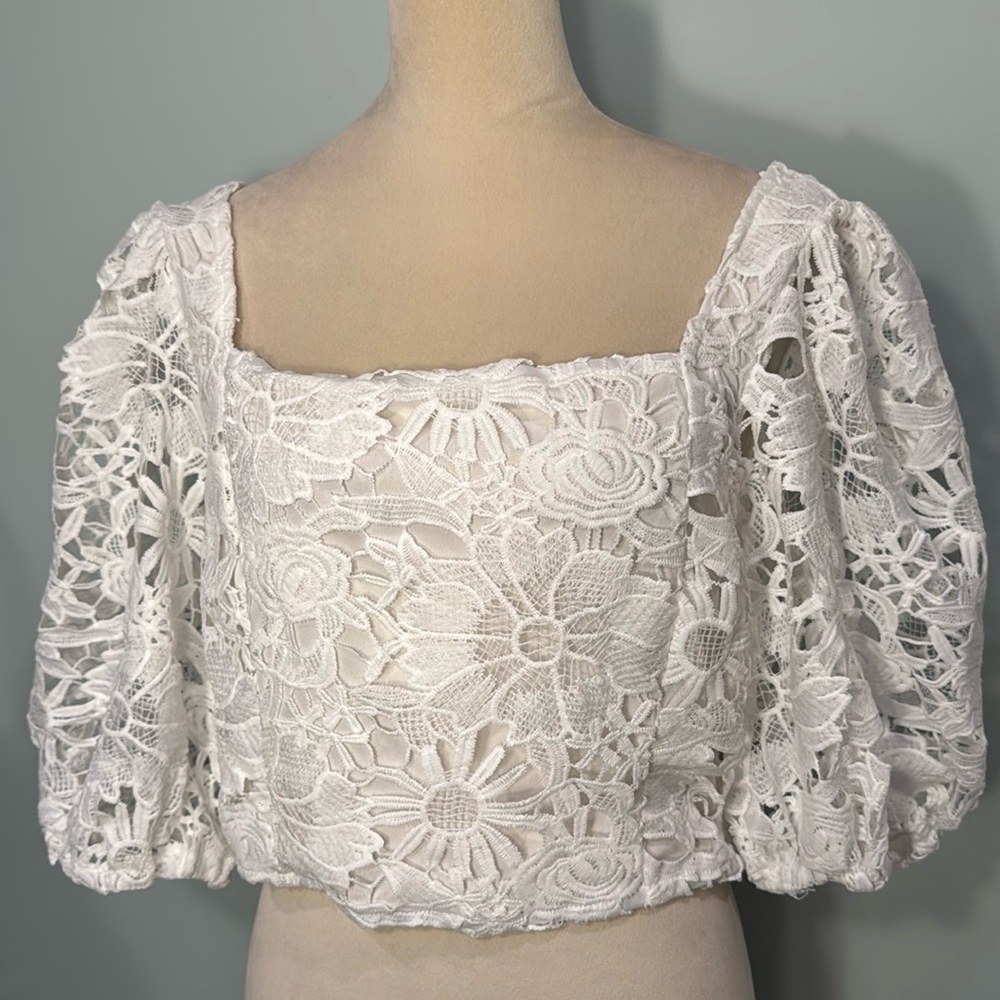 NEW YORK And COMPANY NWT floral embroidered cropped blouse Size M/L - Picture 2 of 6